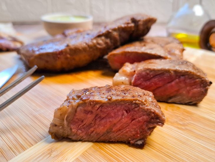 Bifes cortados prontos para consumo.