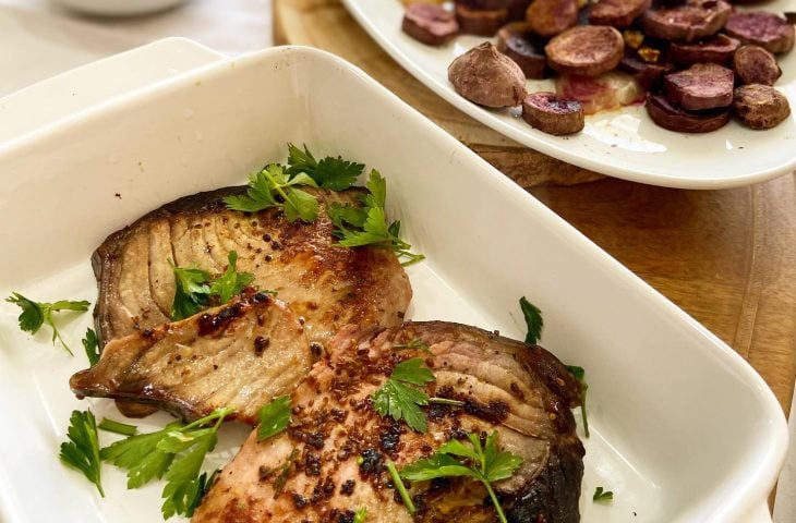 Bifes de atum grelhados com batata-doce roxa