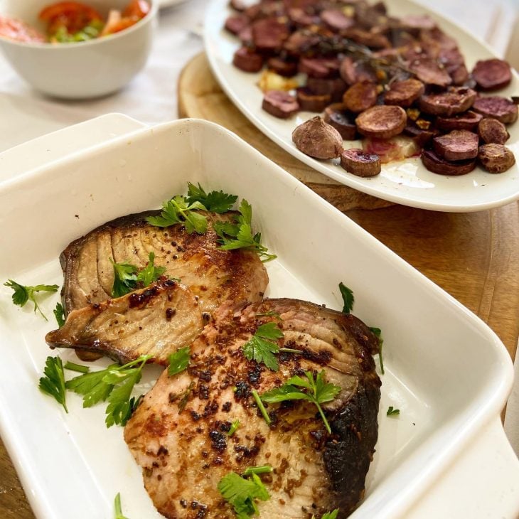 Bifes de atum grelhados com batata-doce roxa