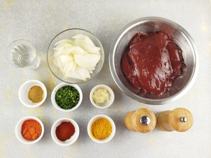 Ingredientes reunidos na bancada.