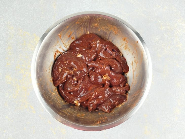 Bifes marinando mos temperos.