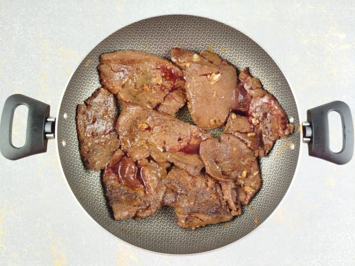 Bifes na frigideira.