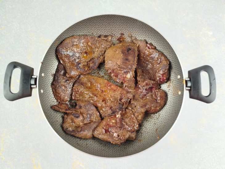 Bifes com a crostinha feita.