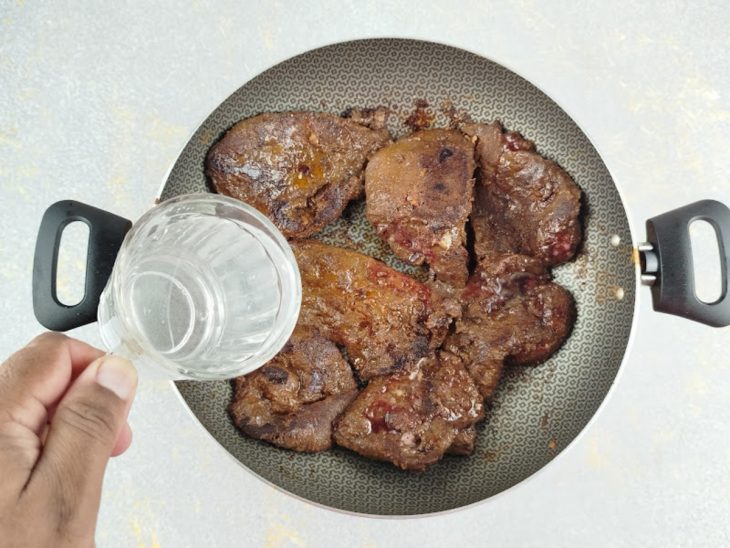 Água sendo adicionada na frigideira.