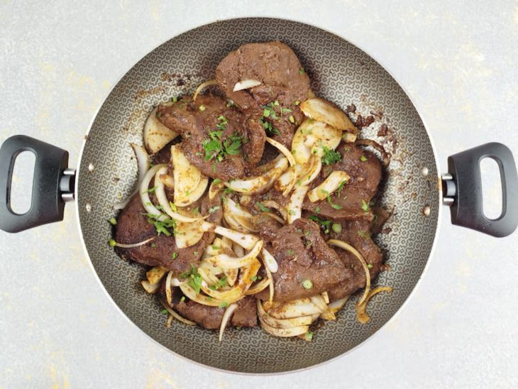 Cheiro verde adicionado aos bifes.