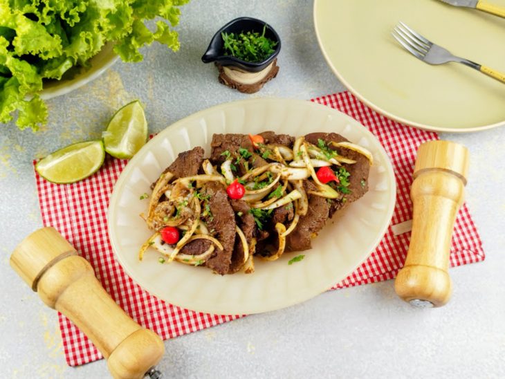 Bifes servidos em prato.