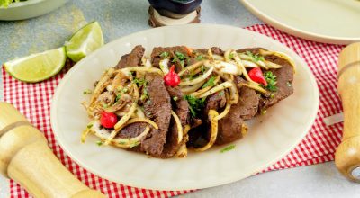 Bifes de fígado acebolado