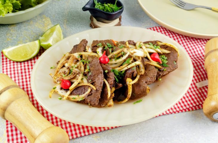 Bifes de fígado acebolado