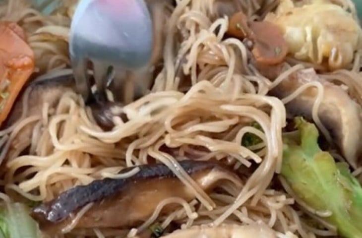 Bifum com legumes e cogumelos