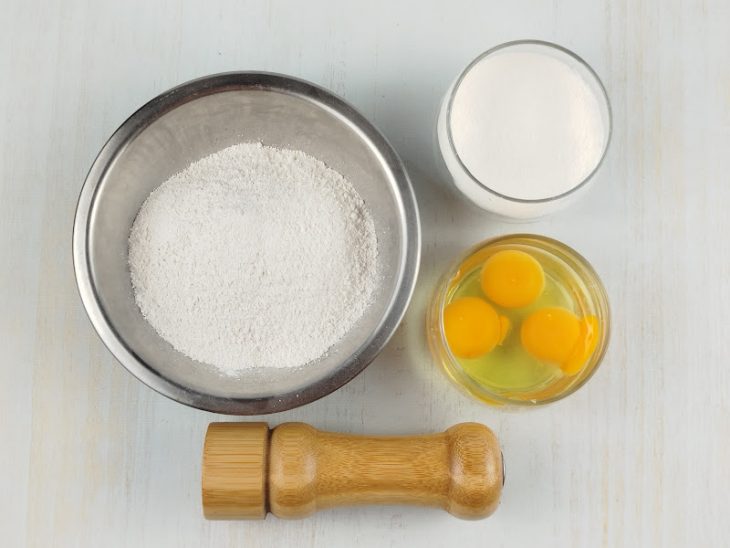 Ingredientes separados sobre a bancada.