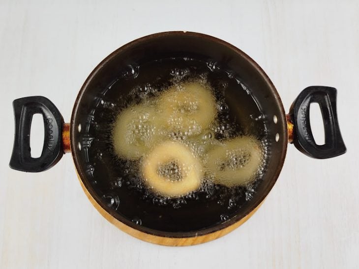 Bijajicas fritando até atingirem um tom dourado claro e ficarem estufadas.