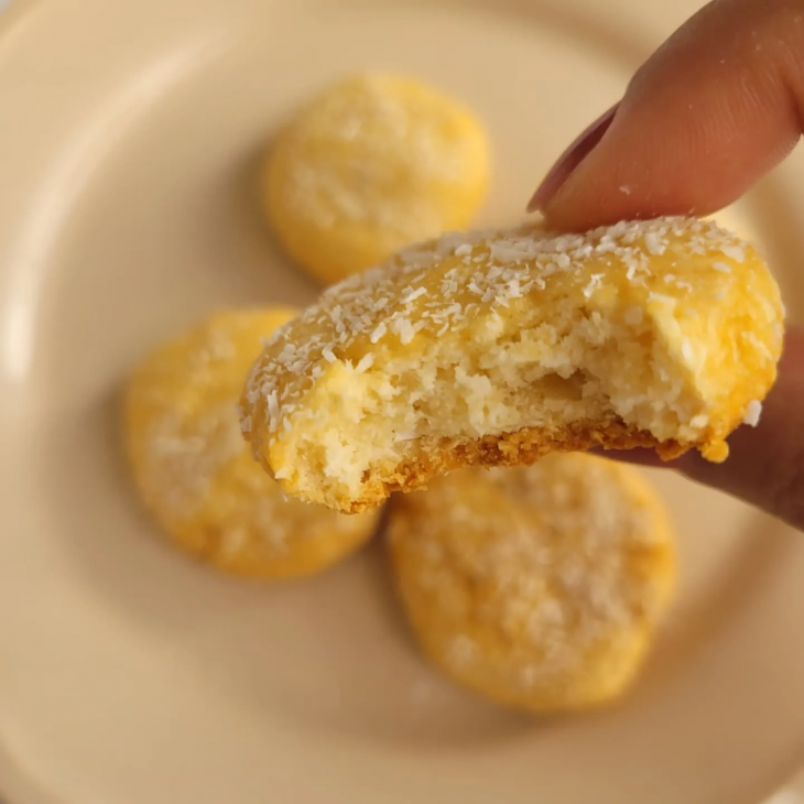 Biscoitinho de coco proteico