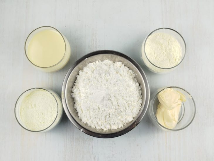 Ingredientes reunidos na bancada.