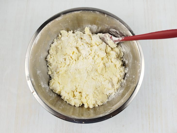 Em uma tigela, o amido de milho, o leite em pó, a margarina gelada e o leite condensado.