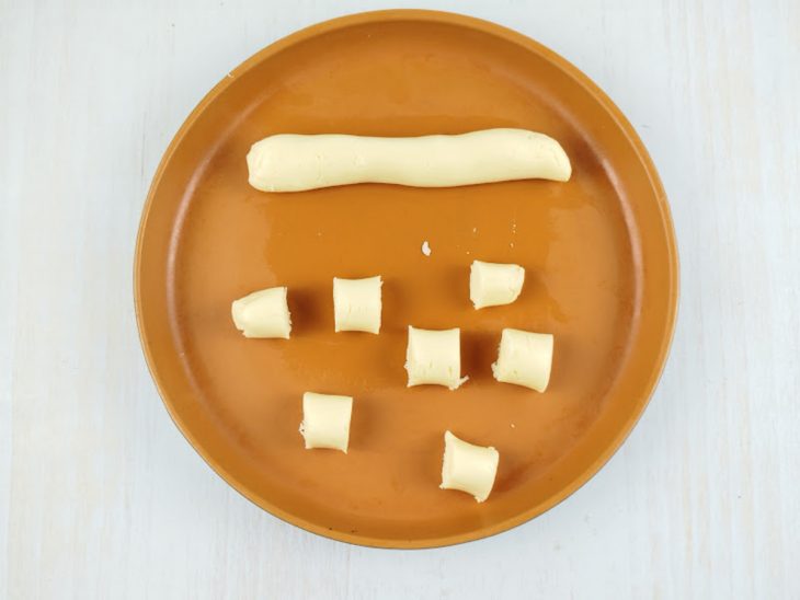 Massa porcionada e cortada.