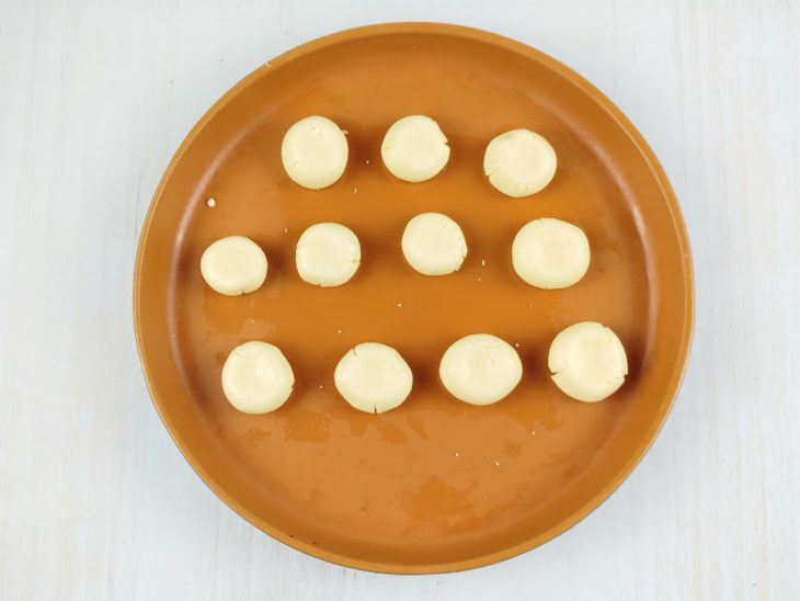 Porções da massa modeladas em bolinhas.