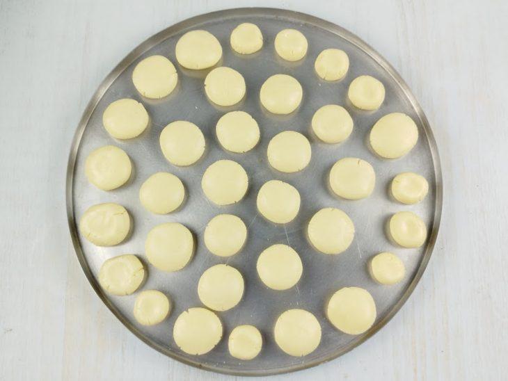 Bolinhas dispostas na forma.