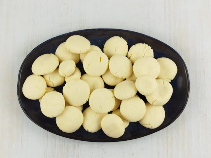 Biscoitos transferidos para travessa.