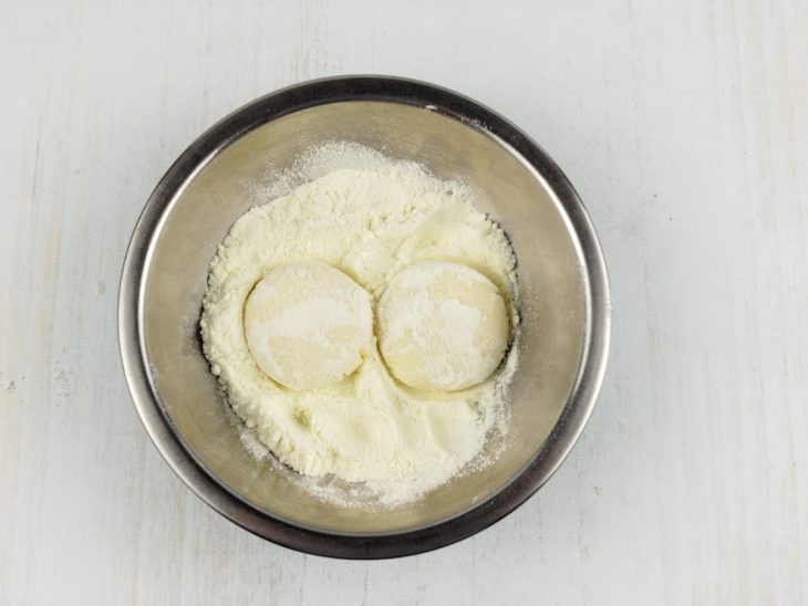 Biscoitos empanados no leite em pó.