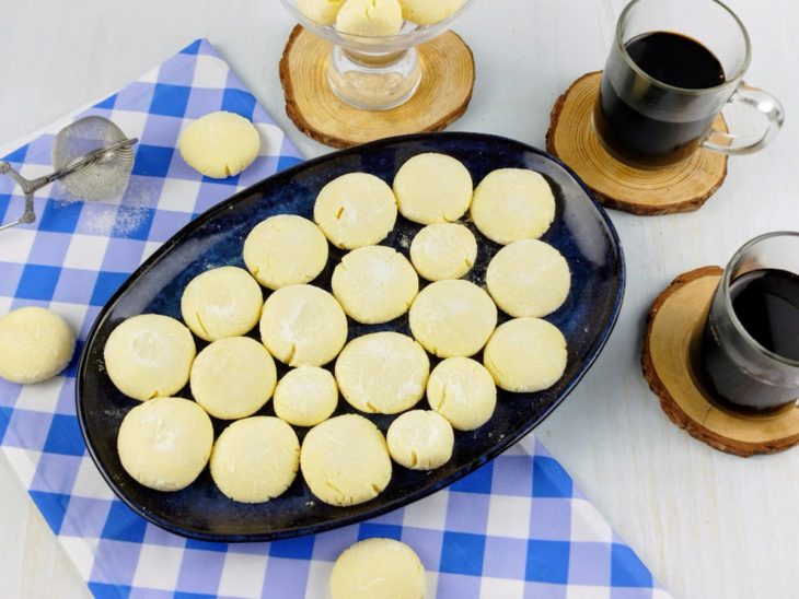 Biscoitos prontos, servidos acompanhados de café.