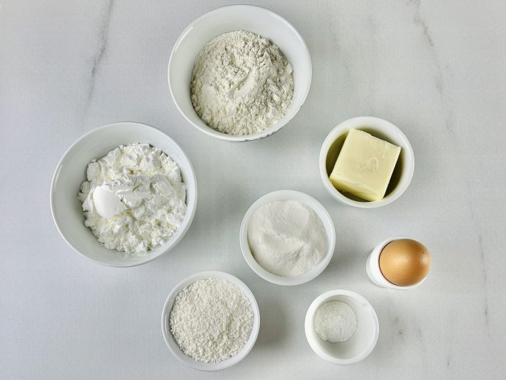 Ingredientes organizados sobre a bancada prontos para uso.