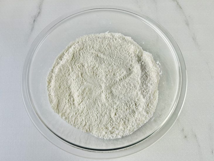 Ingredientes secos misturados em uma tigela grande.