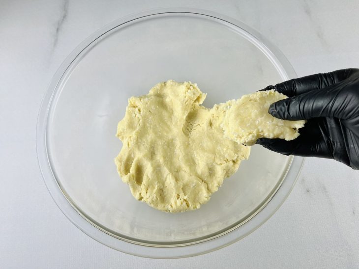 Ovo e manteiga sendo incorporados até formar uma massa homogênea.