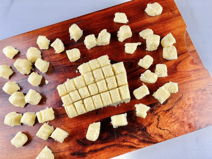 Massa cortada em pequenos pedaços iguais.