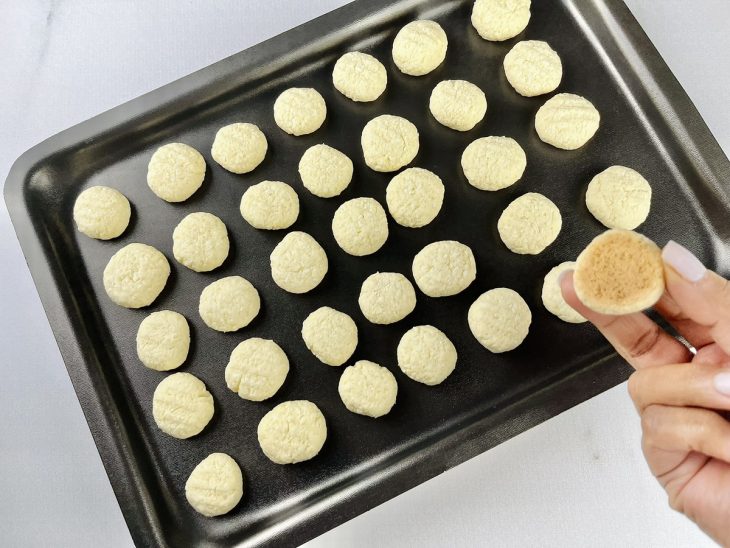 Biscoitos assados, dourados por baixo e prontos para esfriar.