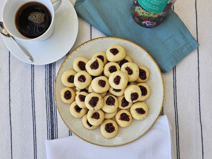 Um prato contendo biscoitos amanteigados com goiabada.