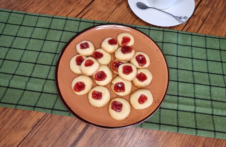 Biscoito amanteigado com goiabada