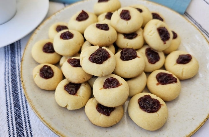 Biscoito amanteigado com goiabada