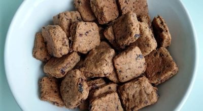 Biscoito amanteigado de cacau e uva-passa