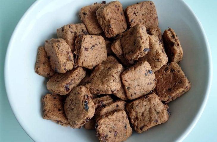 Biscoito amanteigado de cacau e uva-passa