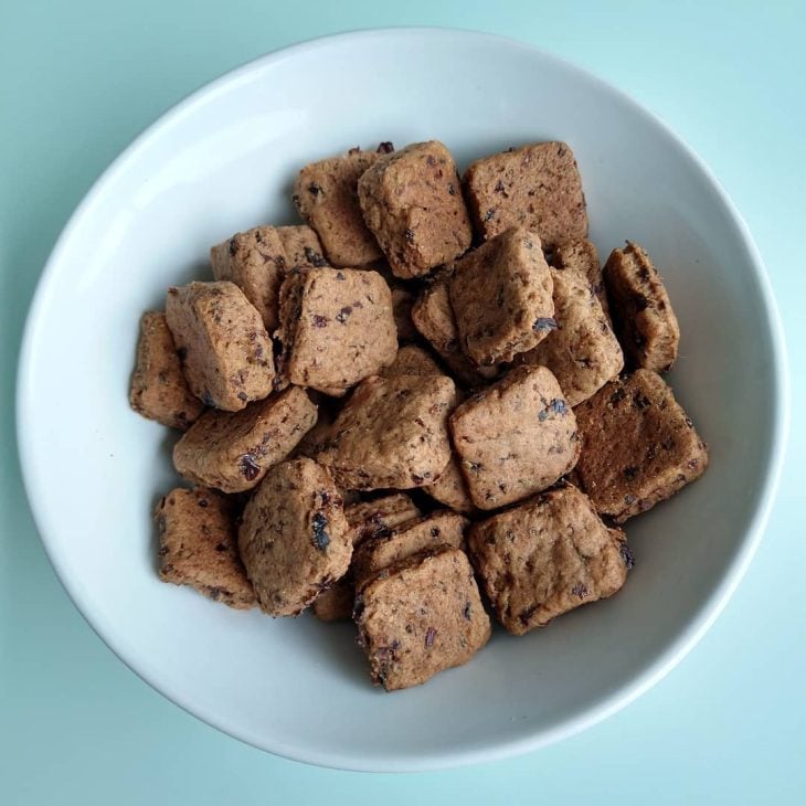 Biscoito amanteigado de cacau e uva-passa