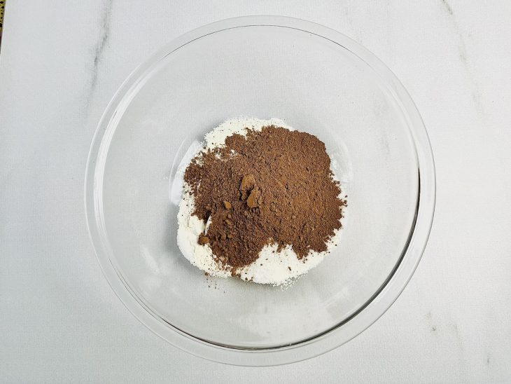 Ingredientes secos juntos numa tigela.