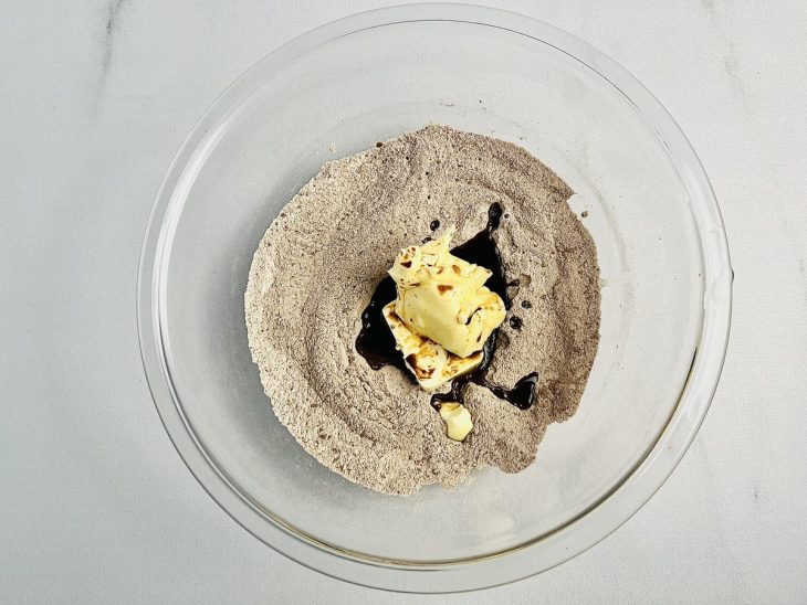 Café solúvel e a manteiga adicionados na tigela.