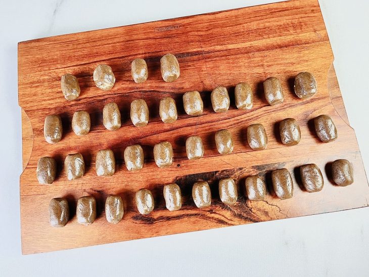 Bolinhas de messa numa tábua.