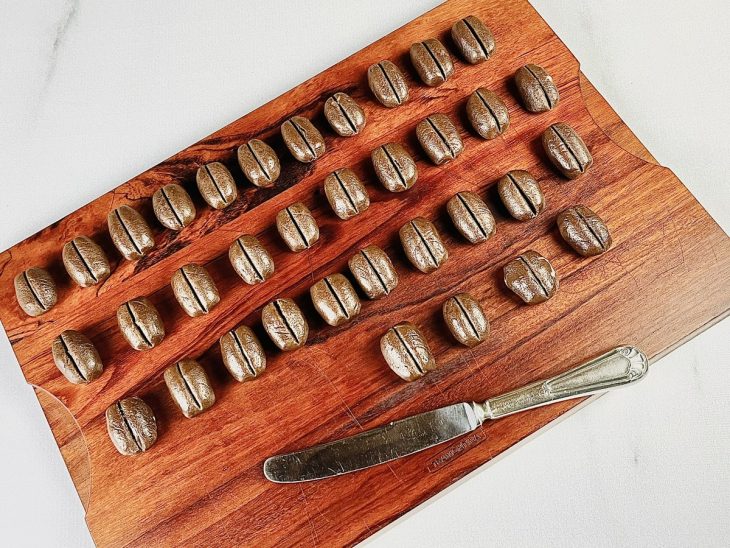 Bolinhas de massa agora com o corte atravessando elas ao meio.