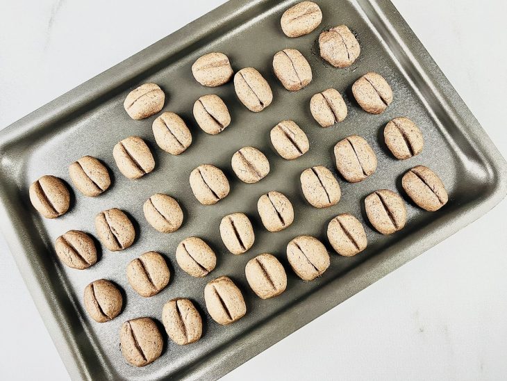 Biscoitinhos indo para o forno.