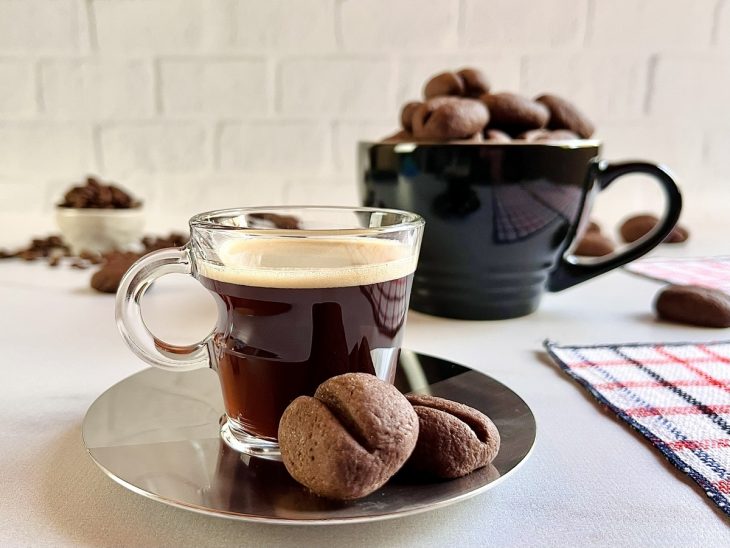 Biscoitinhos prontos, servidos com café.