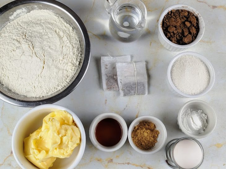 Ingredientes reunidos em uma bancada.