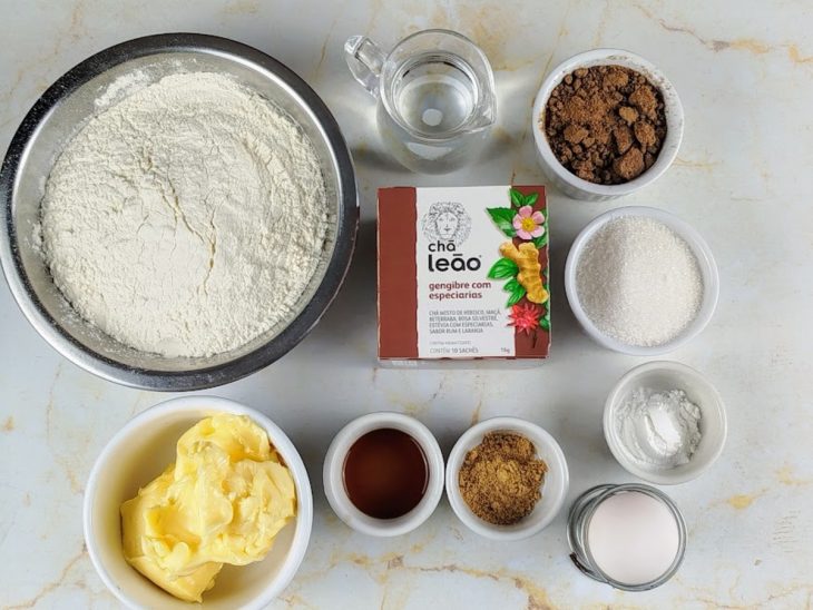 Ingredientes reunidos em uma bancada.