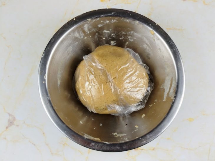 Massa envolvida por um saquinho plástico de culinária.