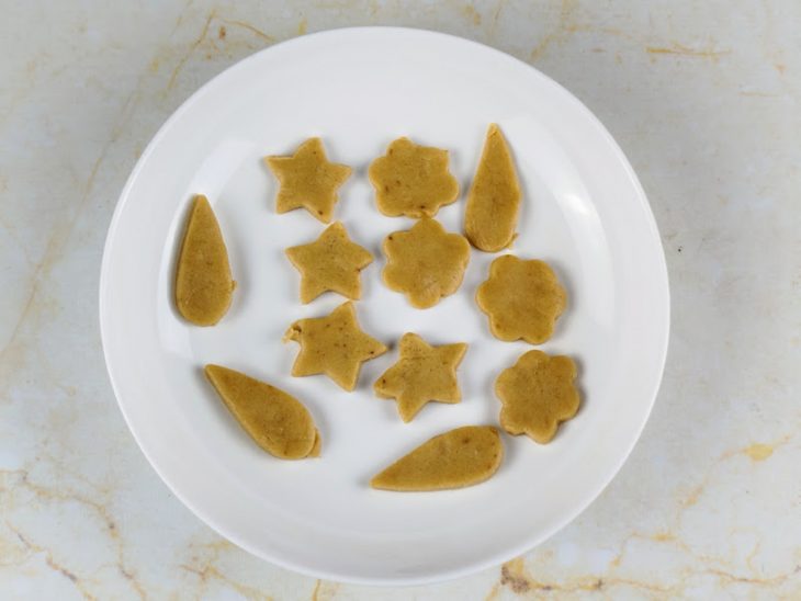 Massa de biscoitos moldada em formatos de estrelas.