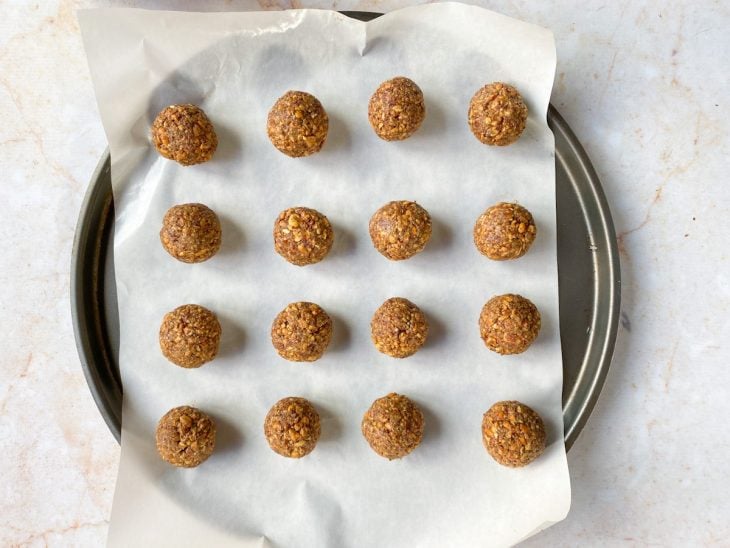 Porções de massa de biscoito de amendoim sobre uma assadeira.