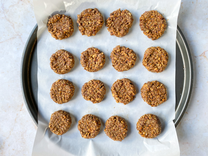 Biscoitos de amendoim sobre a assadeira após assar.