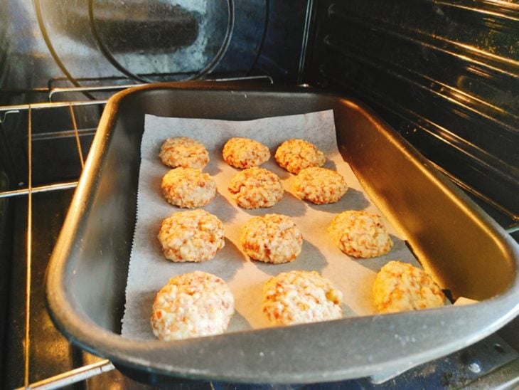 Biscoitos assando no forno.