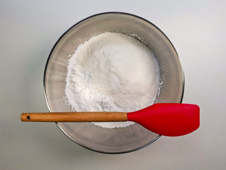 Açúcar e sal misturados à farinha peneirada.