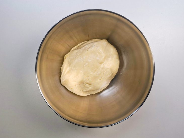 Ovos adicionados aos poucos até formar massa homogênea.